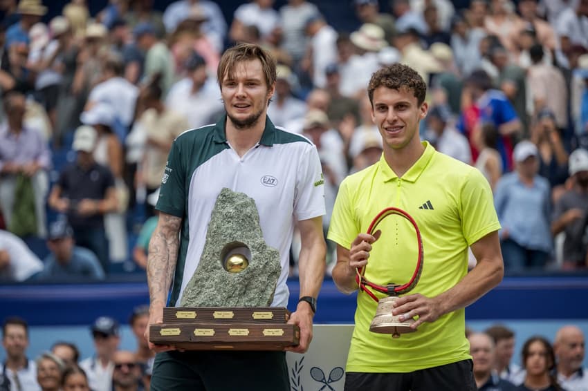 Alexander Bublik comemora vitória sobre Juan Manuel Cerundolo no ATP de Gstaad (foto: Fabrice COFFRINI / AFP)