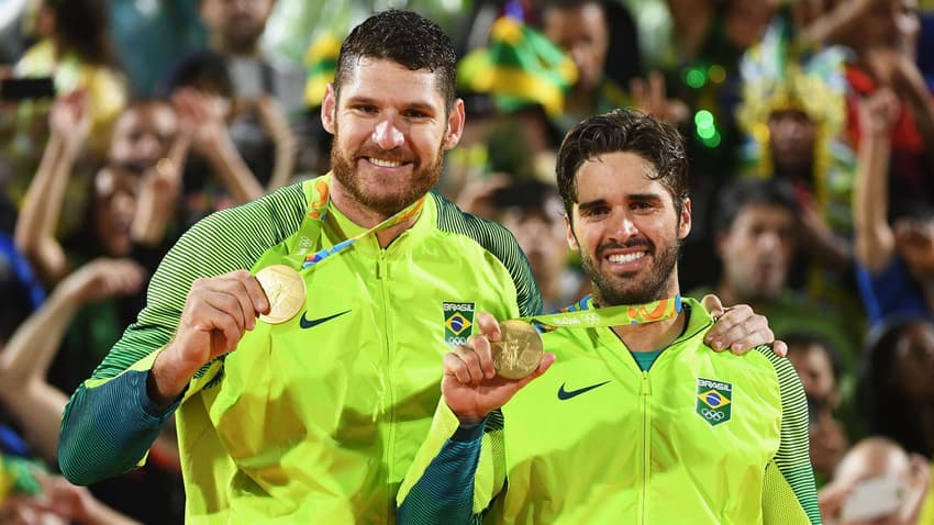 Alison Mamute e Bruno Schmidt, medalha de ouro no Rio 2016 (foto: Divulgação FIVB)