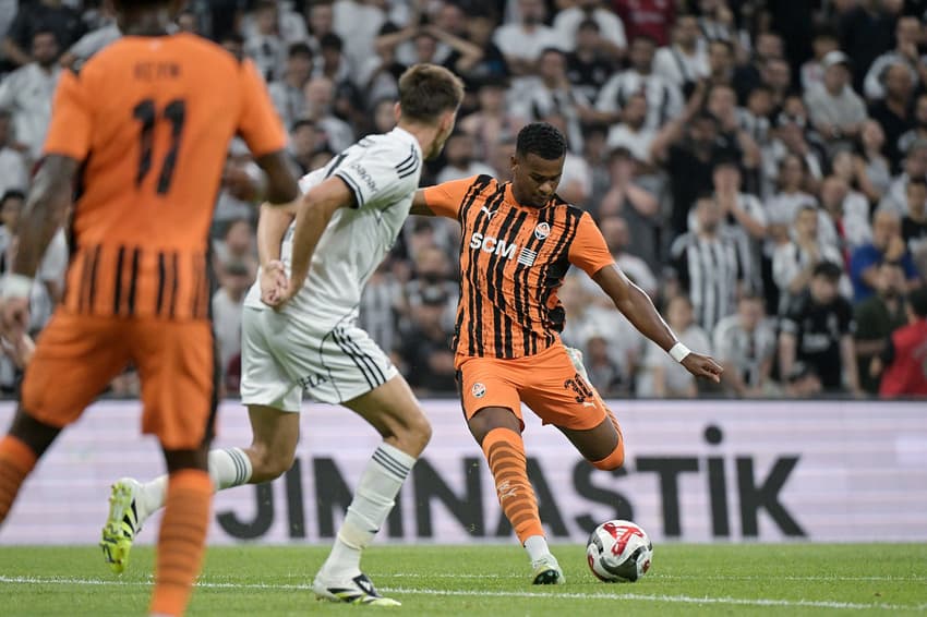 Alisson, do Shakhtar Donetsk, em ação no jogo contra o Besiktas (Foto: Reprodução/X)