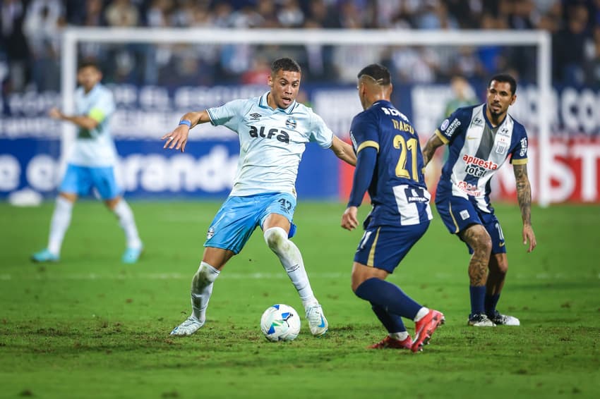 Alysson em disputa de bola na derrota do Grêmio para o Alianza Lima. (Foto: Lucas Uebel/Grêmio FBPA)
