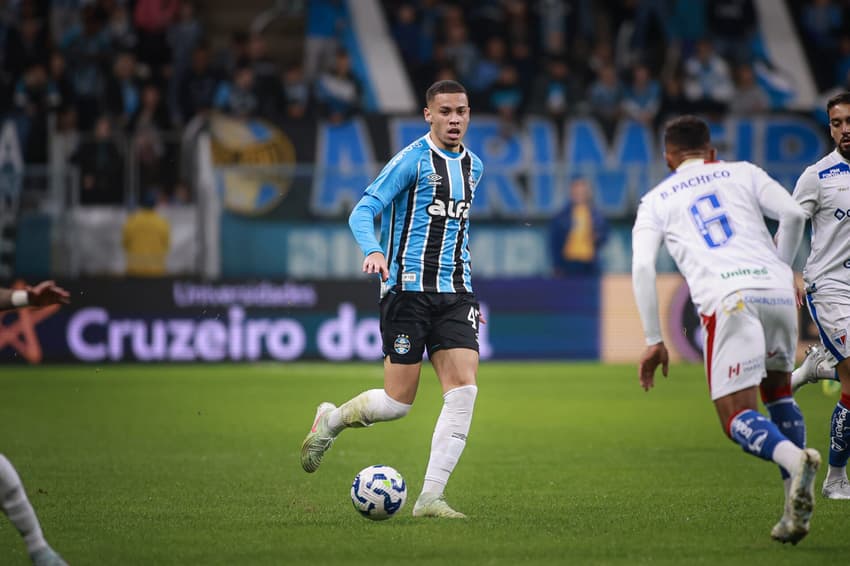 Alysson dá passe na vitória do Grêmio sobre o Fortaleza. (Foto: Maxi Franzoi/AGIF)