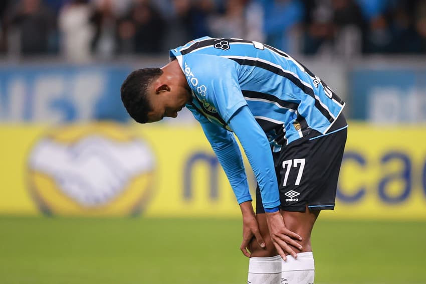André Henrique se lamenta durante empate do Grêmio com o Alianza Lima. (Foto: Maxi Franzoi/AGIF)