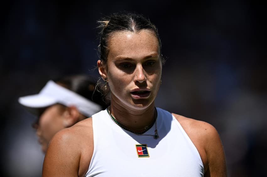 Aryna Sabalenka em partida contra Amanda Anisimova nas semifinais de Wimbledon (foto: Kirill KUDRYAVTSEV / AFP)