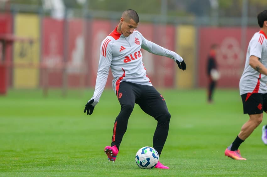 Alan Benítez. paraguaio lateral-direito do Internacional