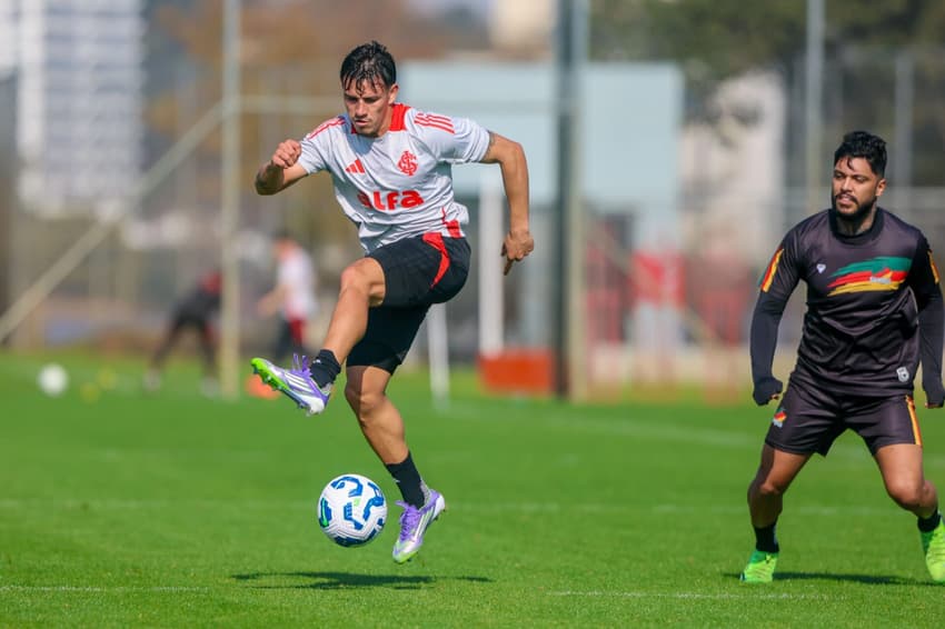 Bernabei, lateral-esquerdo do Internacional, em jogo-treino