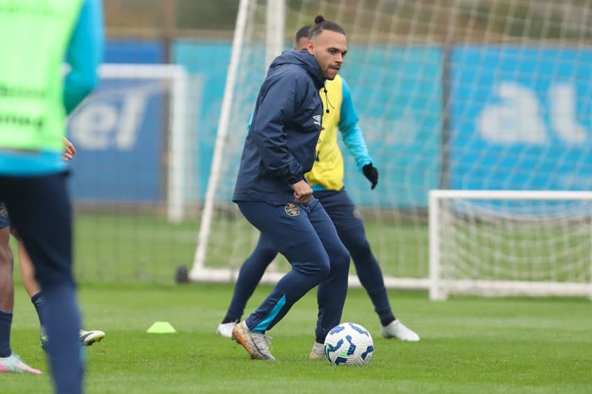 Braithwaite com a bola em treinamento do Grêmio. (Foto: Rodrigo Fatturi/Grêmio FBPA)