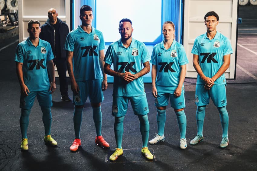 Os preços da camisa azul variam entre R$ 379,99 para a versão torcedor e R$ 549,99 na versão jogador. (Foto: Divulgação/ Santos)