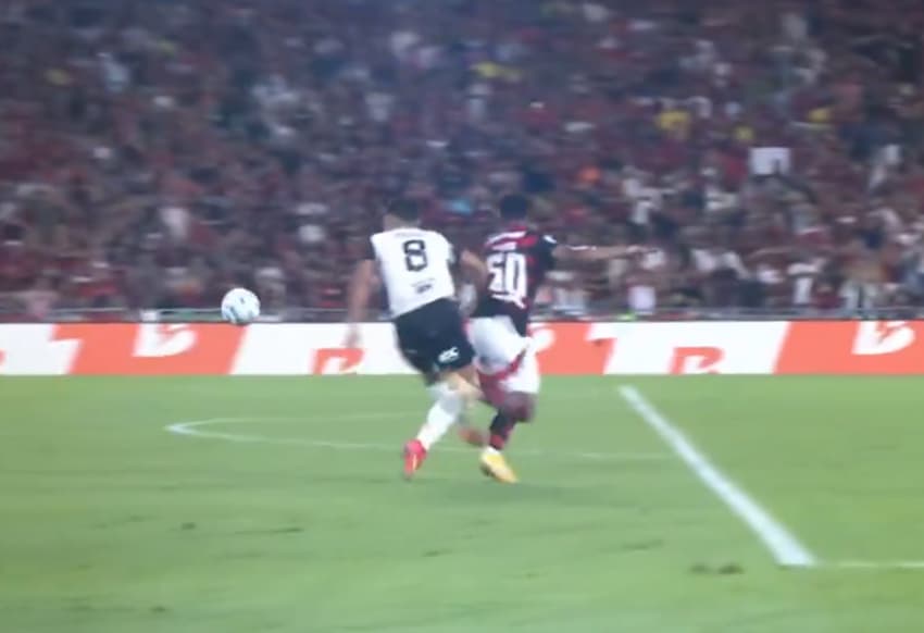 Fausto Vera derruba Plata em Flamengo x Atlético-MG