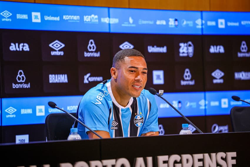 Carlos Vinícius em sua entrevista coletiva de apresentação no Grêmio. (Foto: Angelo Pieretti/Grêmio FBPA)