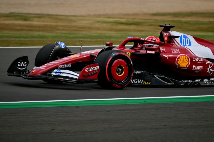 Companheiro de Lewis Hamilton na Ferrari,  Charles Leclerc no treino classificatório para o GP da Inglaterra (foto: Andrej ISAKOVIC / AFP)