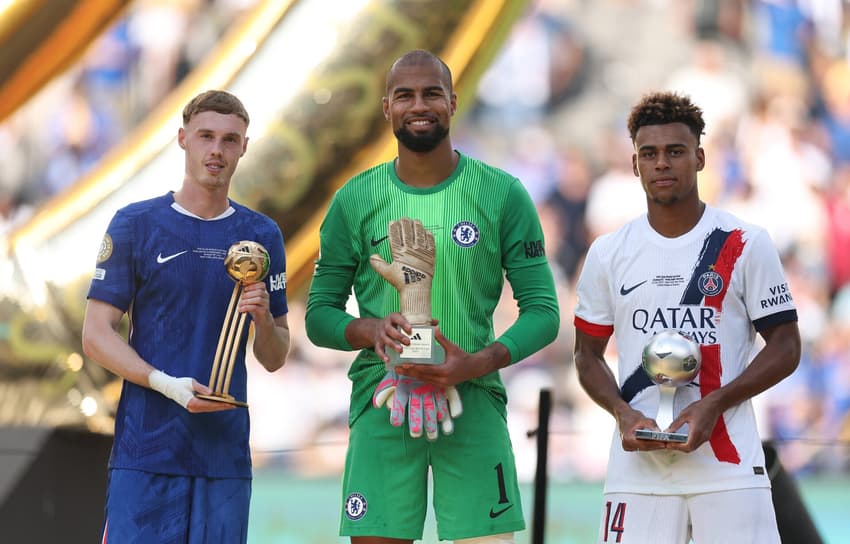 Cole Palmer, Robert Sánchez e Doué recebem premiações individuais após o fim do Mundial de Clubes (Foto: Buda Mendes/AFP)