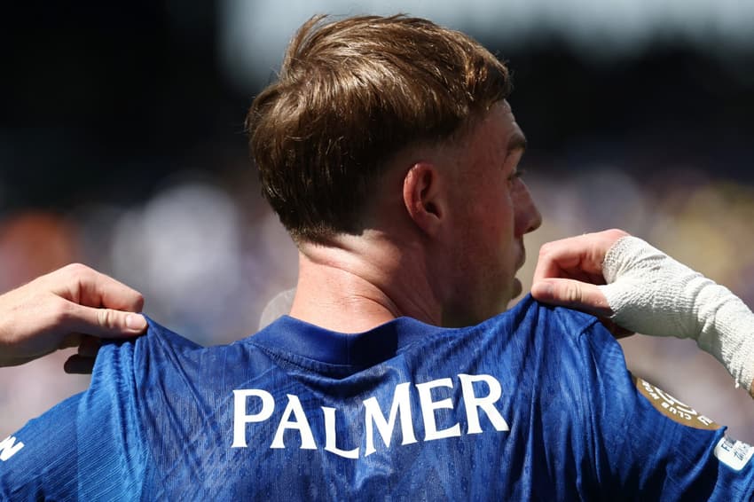 Cole Palmer exibe camisa após gol marcado pelo Chelsea sobre o PSG na final do Mundial de Clubes