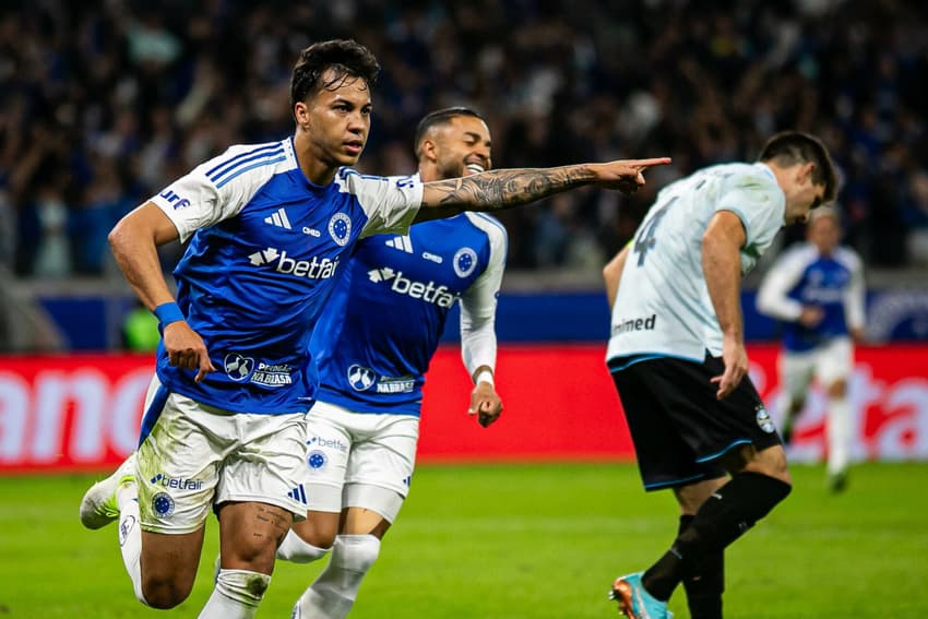 Kaio Jorge comemora um de seus três gols na goleada do Cruzeiro sobre o Grêmio. (Foto: Fernando Moreno/AGIF)