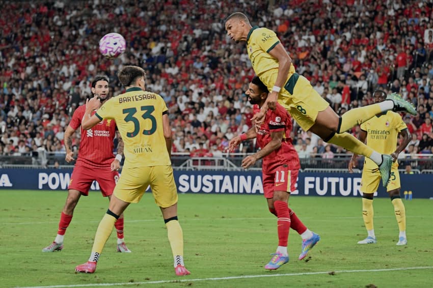 Defesa do Milan afasta ataque do Liverpool em amistoso de pré-temporada