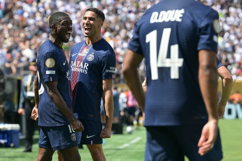 Dembélé e Hakimi comemoram gol do PSG sobre o Real Madrid, no Mundial de Clubes