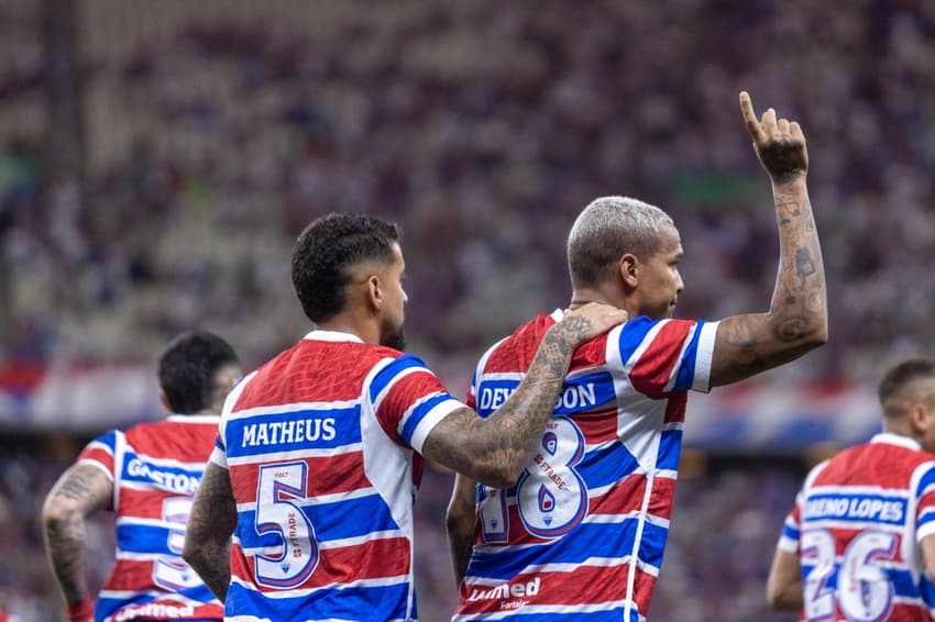Deyverson, do Fortaleza, comemora seu gol contra o Red Bull Bragantino no Castelão