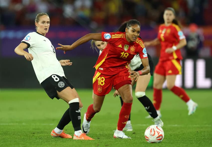 Espanha e Alemanha fizeram semifinal acirrada pela Eurocopa Feminina. (Foto: UEFA/Divulgação)
