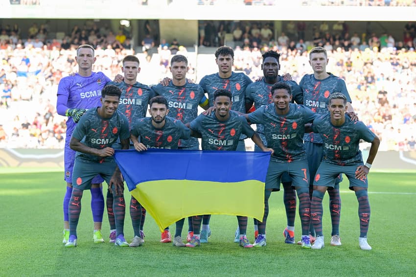 Equipe do Shakhtar antes do confronto pela Europa League (Foto: Reprodução/X)