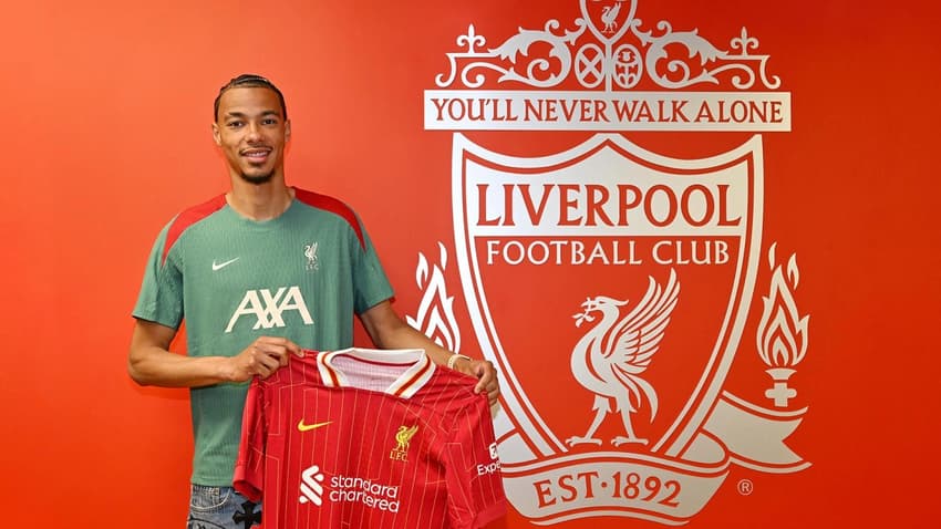 Ex-PSG e Frankfurt, Hugo Ekitike posa com camisa do Liverpool