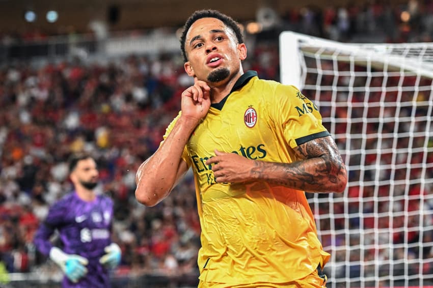 Ex-alvo do Flamengo, Noah Okafor comemora gol marcado pelo Milan contra o Liverpool em amistoso