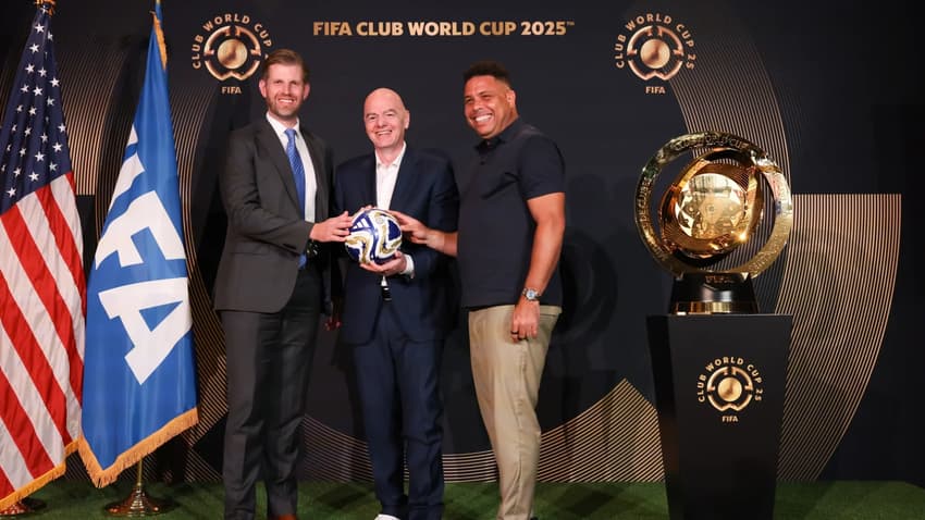 Gianni Infantino, Eric Trump e Ronaldo com o troféu do Mundial de Clubes