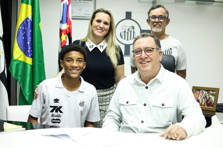 Ao lado da família, Robinho Jr. estende o vínculo com o Santos até 2027. (Foto: Reinaldo Campos/Santos FC)