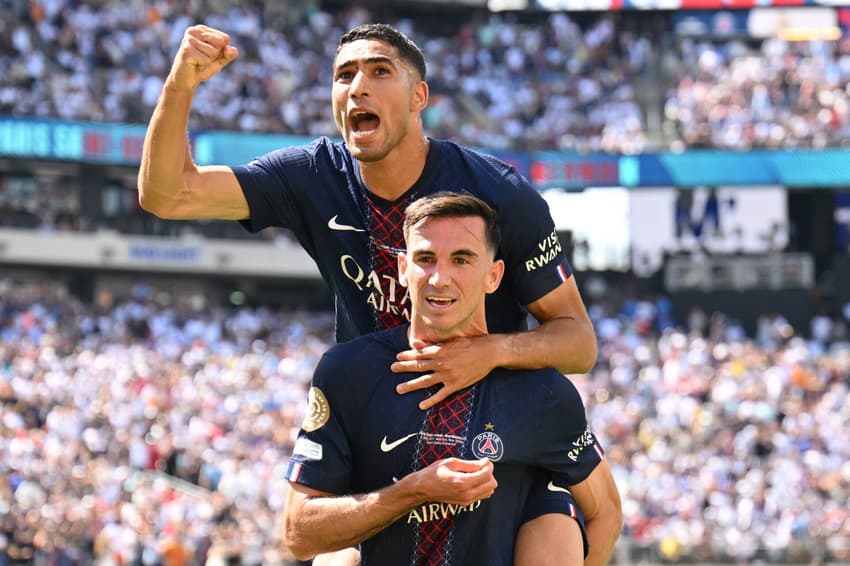 Fabian Ruiz e Hakimi comemoram um dos gols do PSG sobre o Real Madrid, no Mundial de Clubes