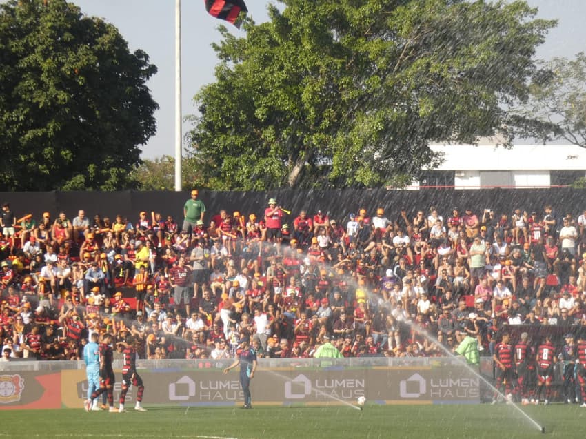 Torcida do Flamengo sub-20 esteve em peso no duelo contra o Bayer Leverkusen (Foto: Lucas Bayer/Lance!)