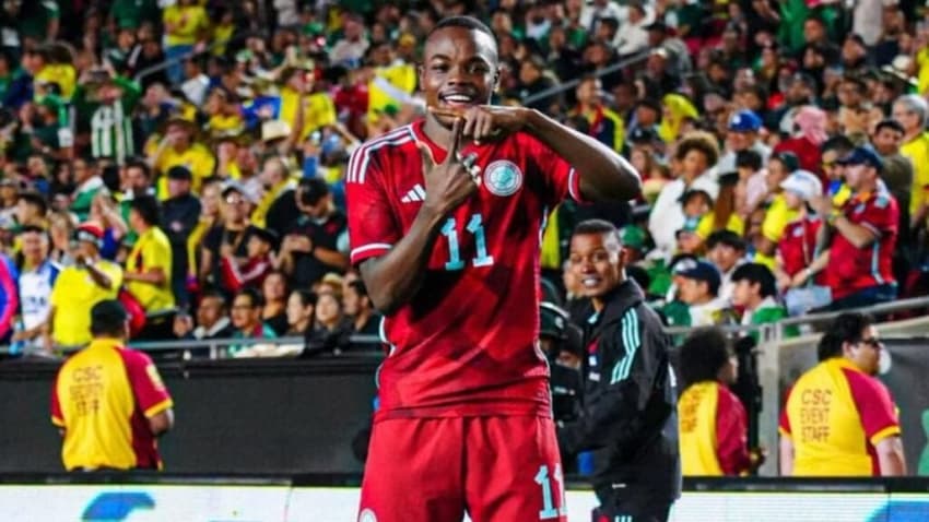 Andrés Gomez comemora gol marcado pela seleção da Colômbia