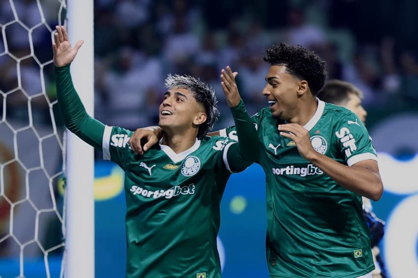 Facundo Torres e Luighi comemoram gol do Palmeiras na vitória sobre o Grêmio. (Foto: Marcello Zambrana/AGIF)
