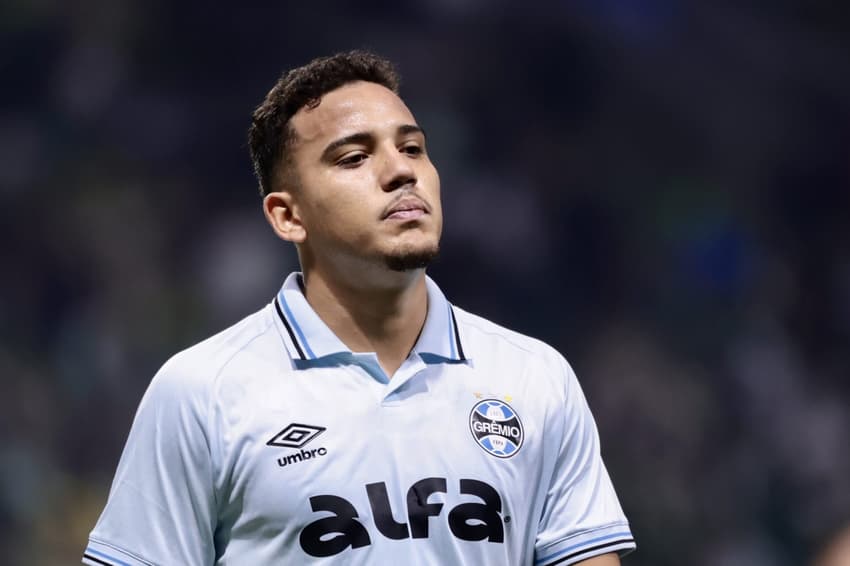 Gustavo Martins voltará a atuar improvisado na lateral direita do Grêmio. (Foto: Marcello Zambrana/AGIF)