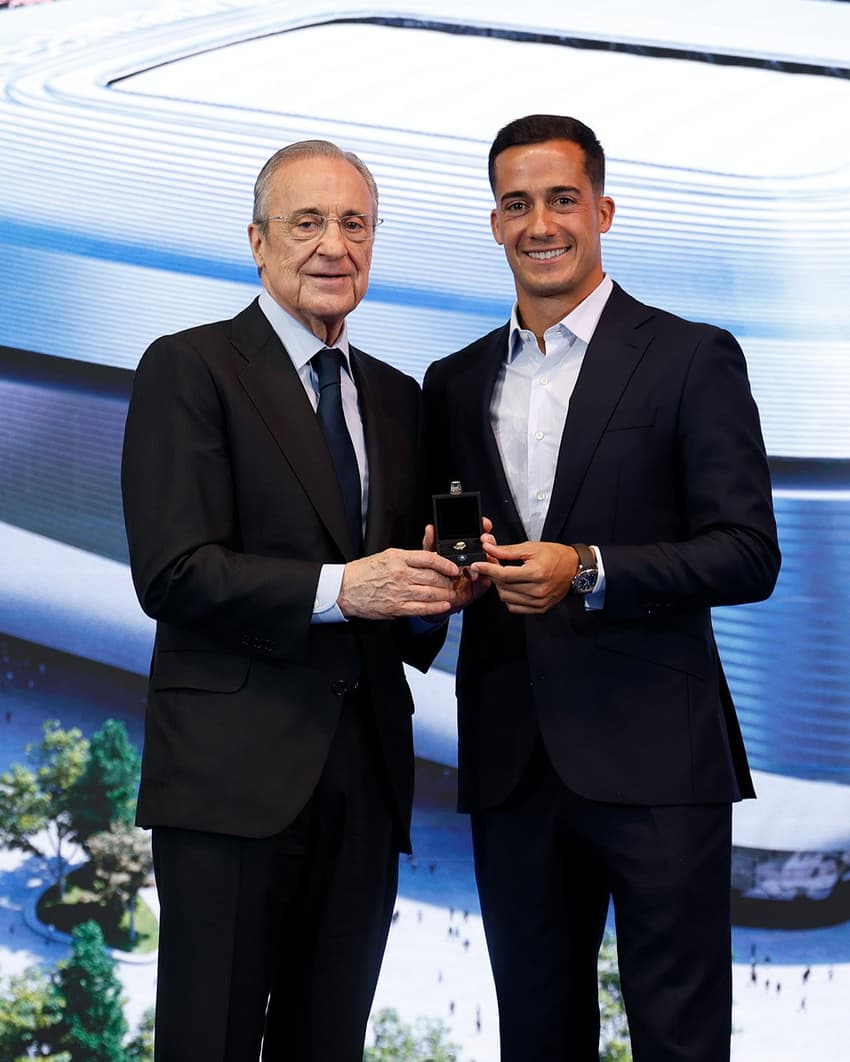 Lucas Vázquez recebe homenagem de Florentino Pérez