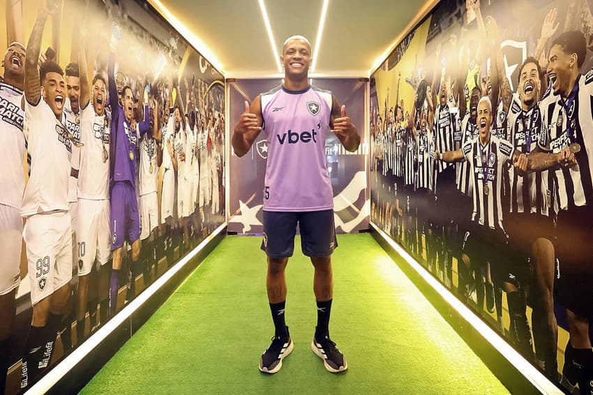 Danilo no Lonier, Centro de Treinamento do Botafogo (Foto: Vítor Silva/Botafogo)