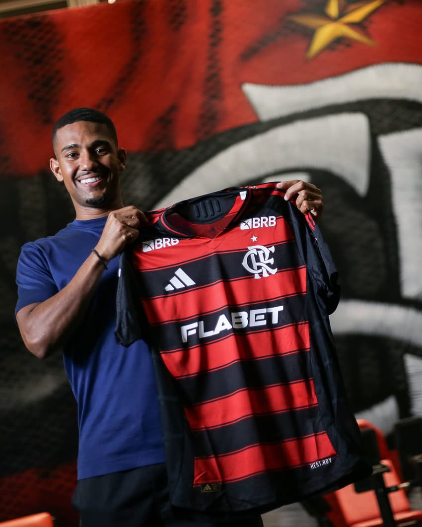 Samuel Lino com a camisa do Flamengo (Foto: Reprodução / X)