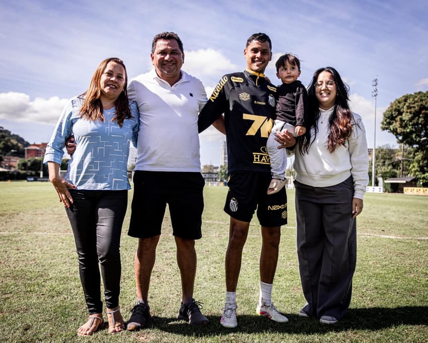 Hyan é casado com Kamilla e é pai de Henry, de apenas dois anos de idade. (Foto: Raul Baretta/ Santos FC)