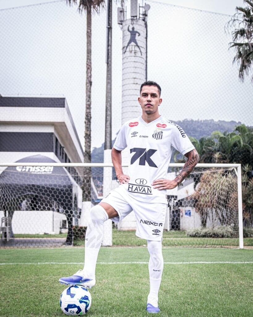 Igor Vinícius chega ao Peixe com contrato até 30 de junho de 2028 (Foto: Raul Baretta/ Santos FC)