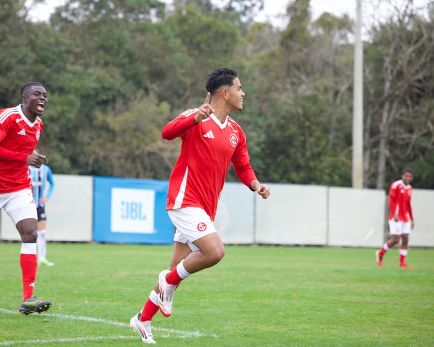 Yago Noal comemora gol no Gre-Nal da decisão o Gauchão Sub-20
