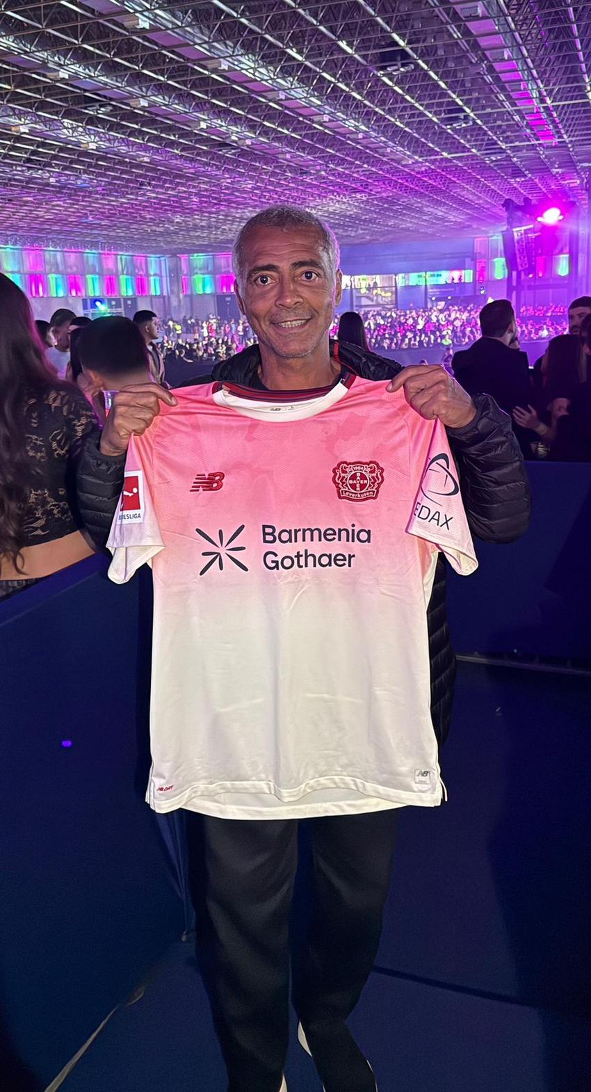 Romário foi presenteado com uma camisa do Bayer Leverkusen durante o Alma Festival, no Rio de Janeiro (Foto: Divulgação)