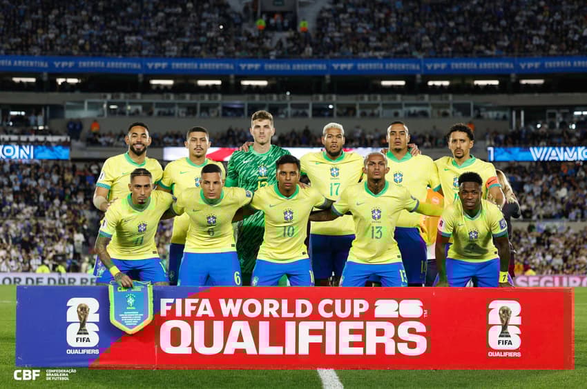 Joelinton dentre os titulares da Seleção Brasileira contra a Argentina, na Data Fifa de março