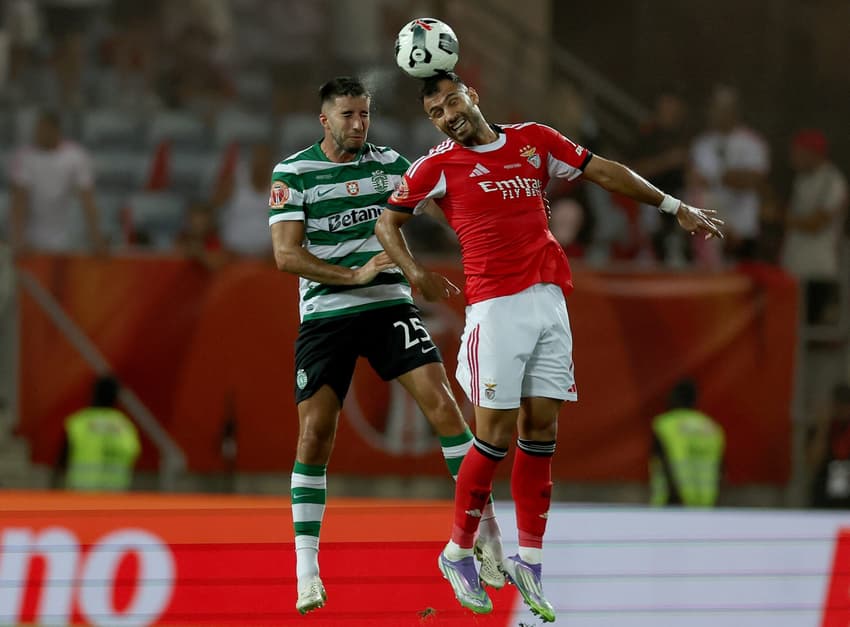 Jogadores do Benfica e Sporting em disputa, no jogo válido pela Supertaça de Portugal (Foto: CARLOS COSTA / AFP)