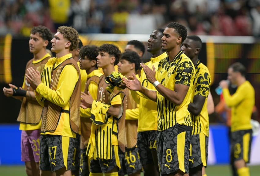 Jogadores do Dortmund celebram classificação às quartas de final no Mundial
