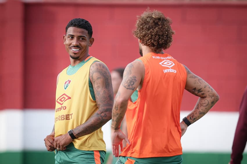 John Kennedy conversa com Guga em treino do Fluminense