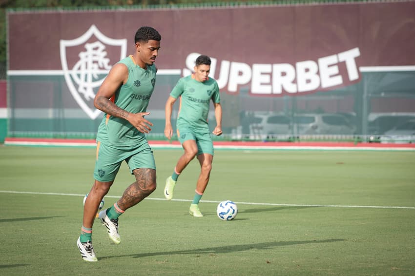 John Kennedy em treino com o Fluminense antes do clássico contra o Flamengo