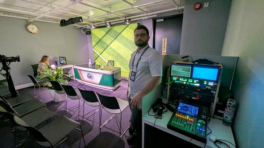O engenheiro de som Jonathan Maia em seu trabalho em Wimbledon (Divulgação)