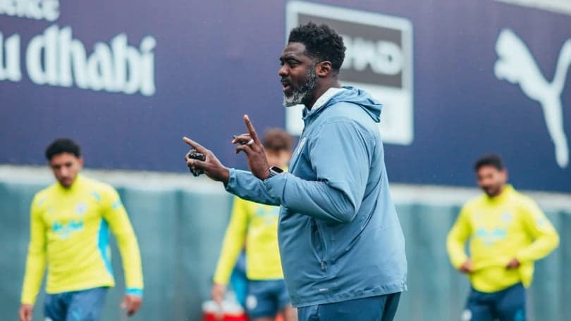 Lenda do Arsenal, Kolo Touré orienta jogadores do Manchester City
