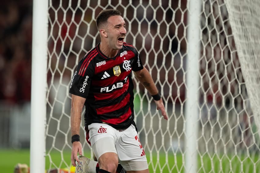 Léo Ortiz comemora seu gol no jogo do Flamengo contra o Atlético-MG no Maracanã