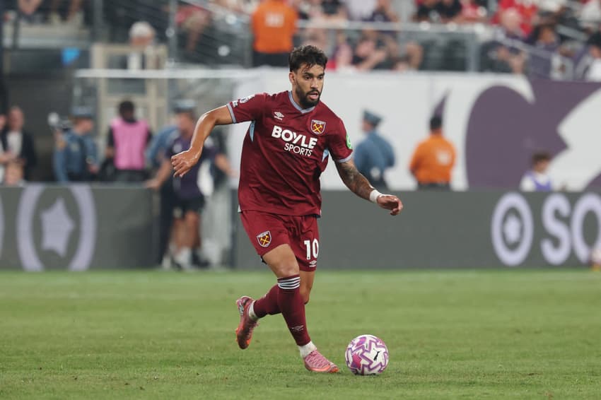 Lucas Paquetá em ação no amistoso entre West Ham e Manchester United