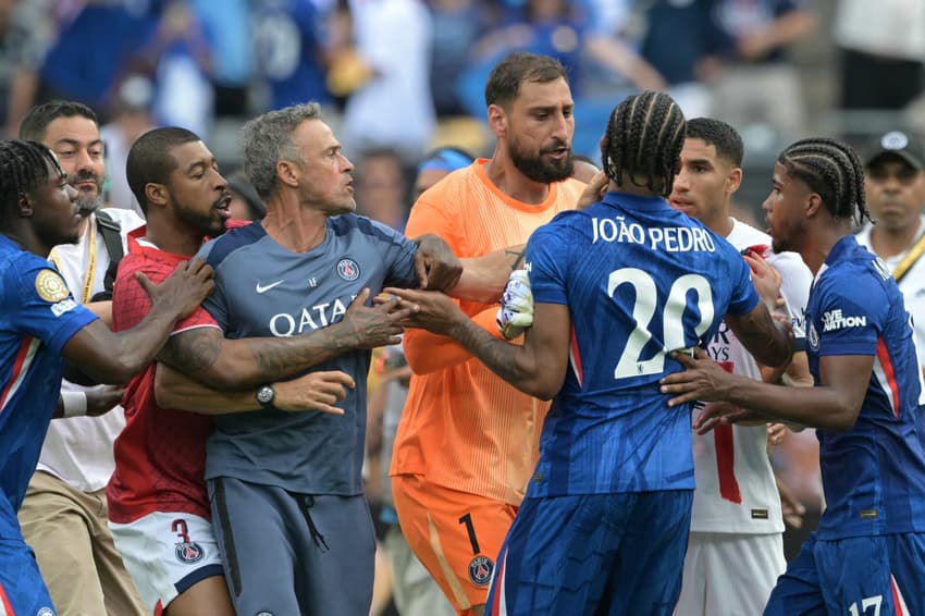 Luis Enrique agride João Pedro após a final entre Chelsea e PSG do Mundial de Clubes