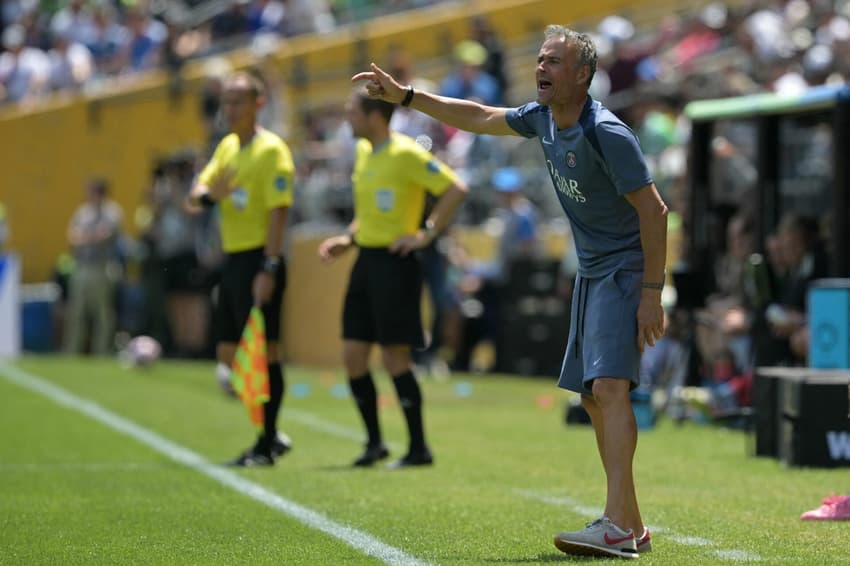 Luis Enrique comanda PSG de short e camisa do clube diante do Seattle Sounders, no Mundial
