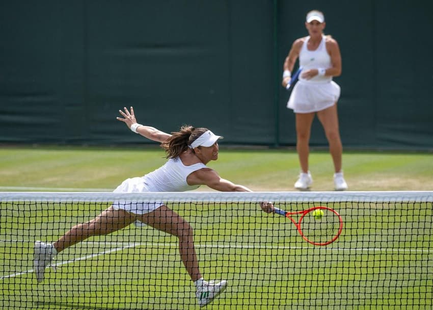 Luisa Stefani e Timea Babos (foto: Wimbledon / Divulgação